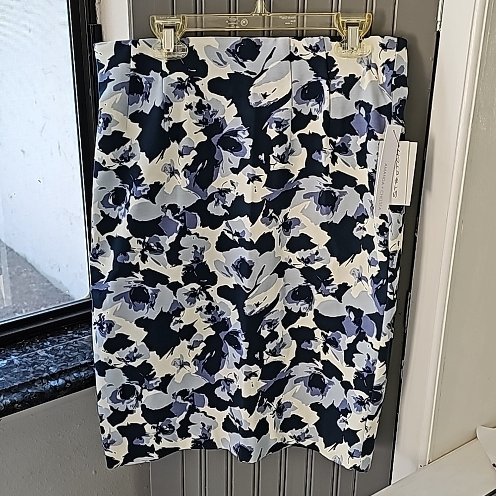 Amanda + Chelsea stretch skirt size S NWT